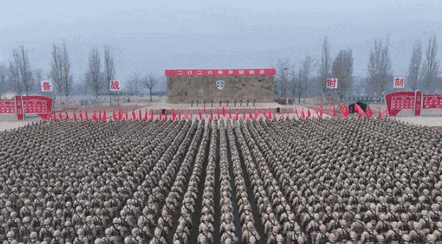 美军抓走马杜罗，24小时内解放军全军演训，特朗普“后院起火”