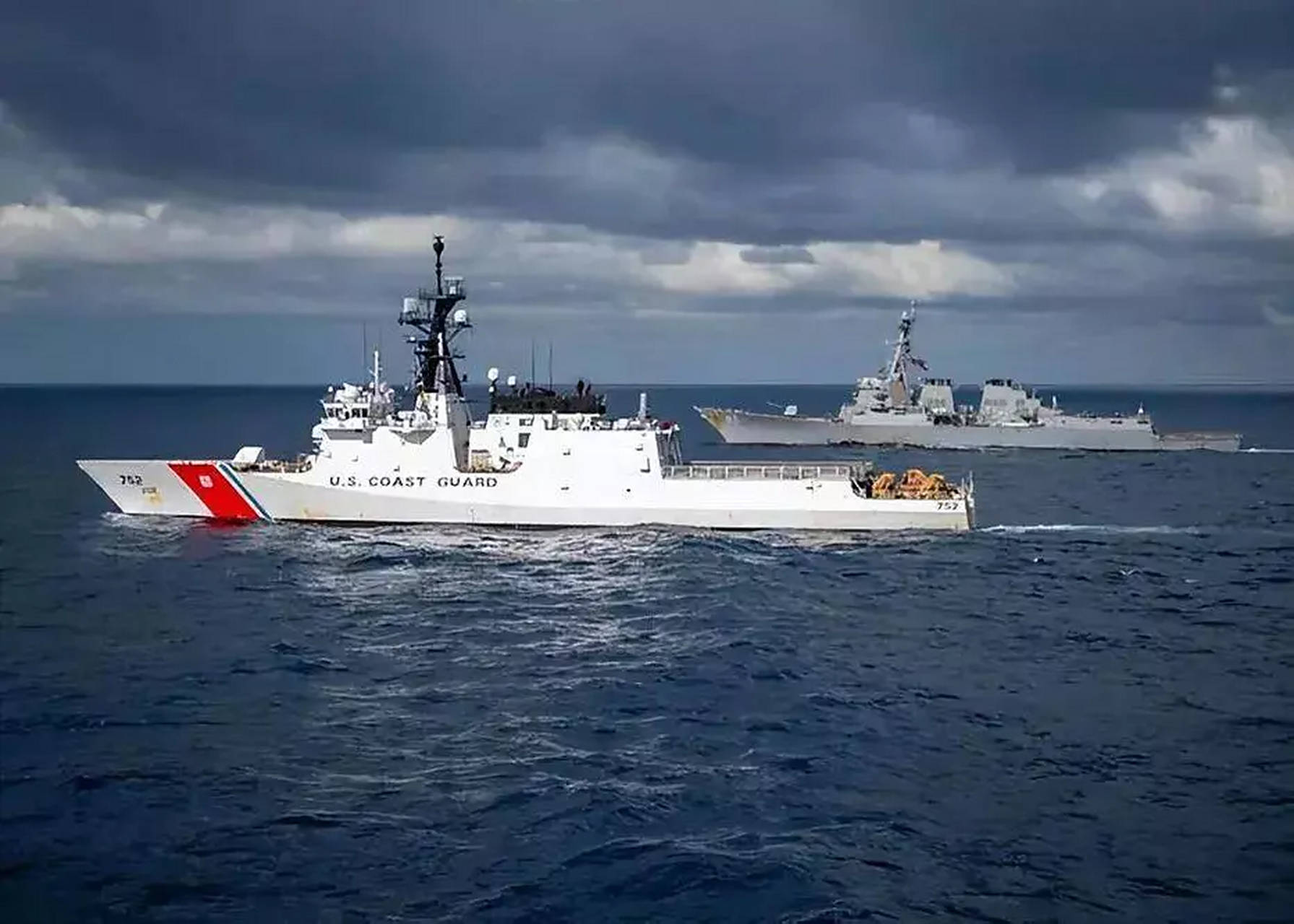 霸权遇硬茬，美国追了十天的油轮，突然画个俄国旗就不敢动了