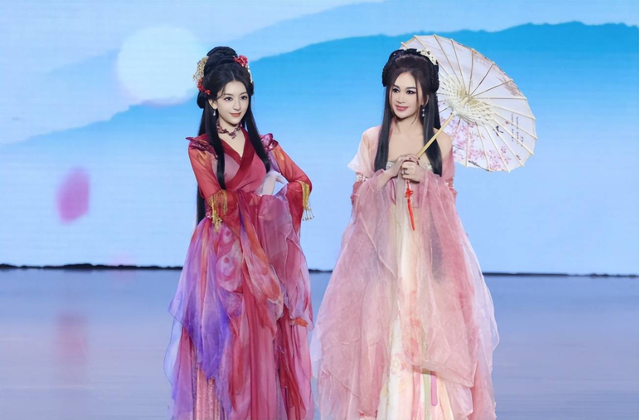 郭富城三胎千金露面,方媛抱娃姿势专业,一个细节暴露其家庭地位