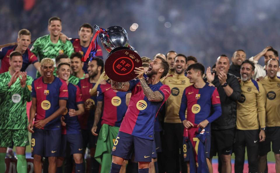 西班牙足球甲级联赛冠军梦唯有实现！巴萨踏上征程誓夺西超杯桂冠！