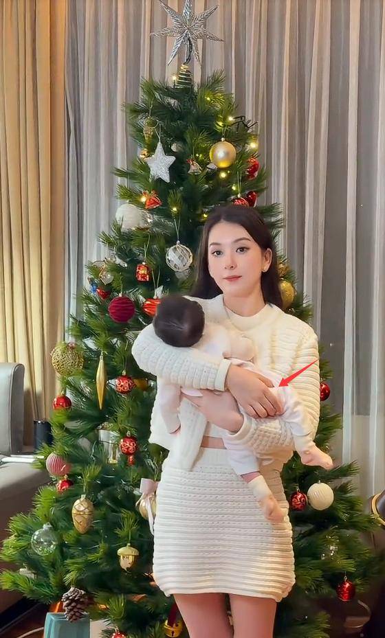 郭富城三胎千金露面,方媛抱娃姿势专业,一个细节暴露其家庭地位