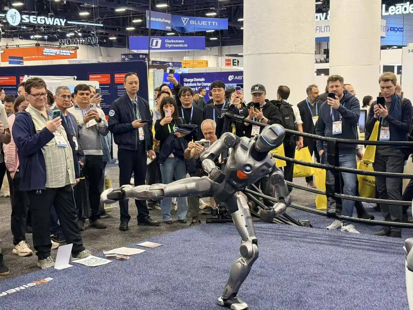 暴走2万步逛遍CES2026：9大方向最火，中企霸场，机器人全明星大乱斗