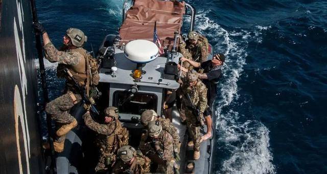 突发！特朗普开辟三条战线，美军扣押俄油轮，中国不再忍气吞声！