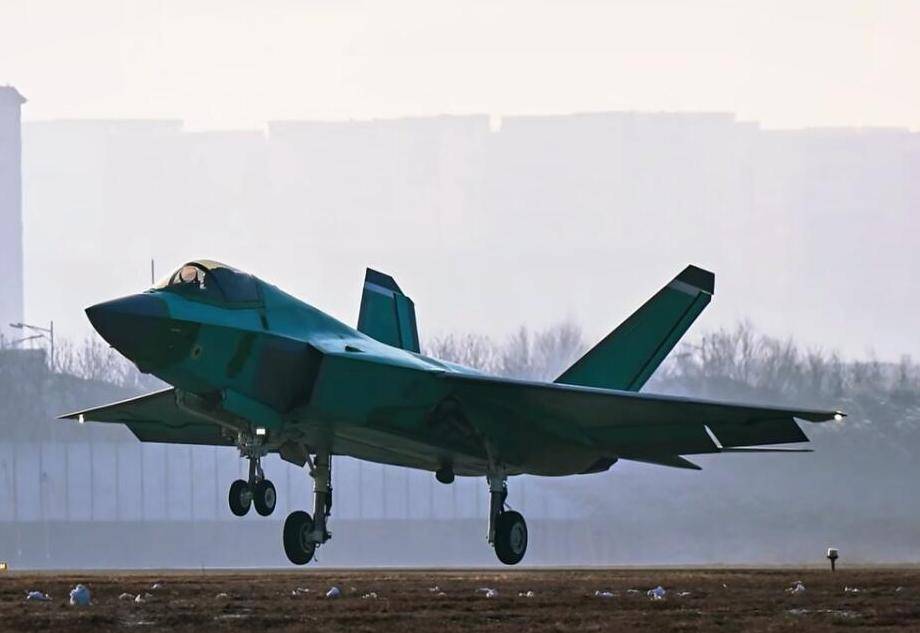 量产版歼-35“绿皮机”新年首飞，涡扇-19航发就位，福建舰甲板已现舰载机？