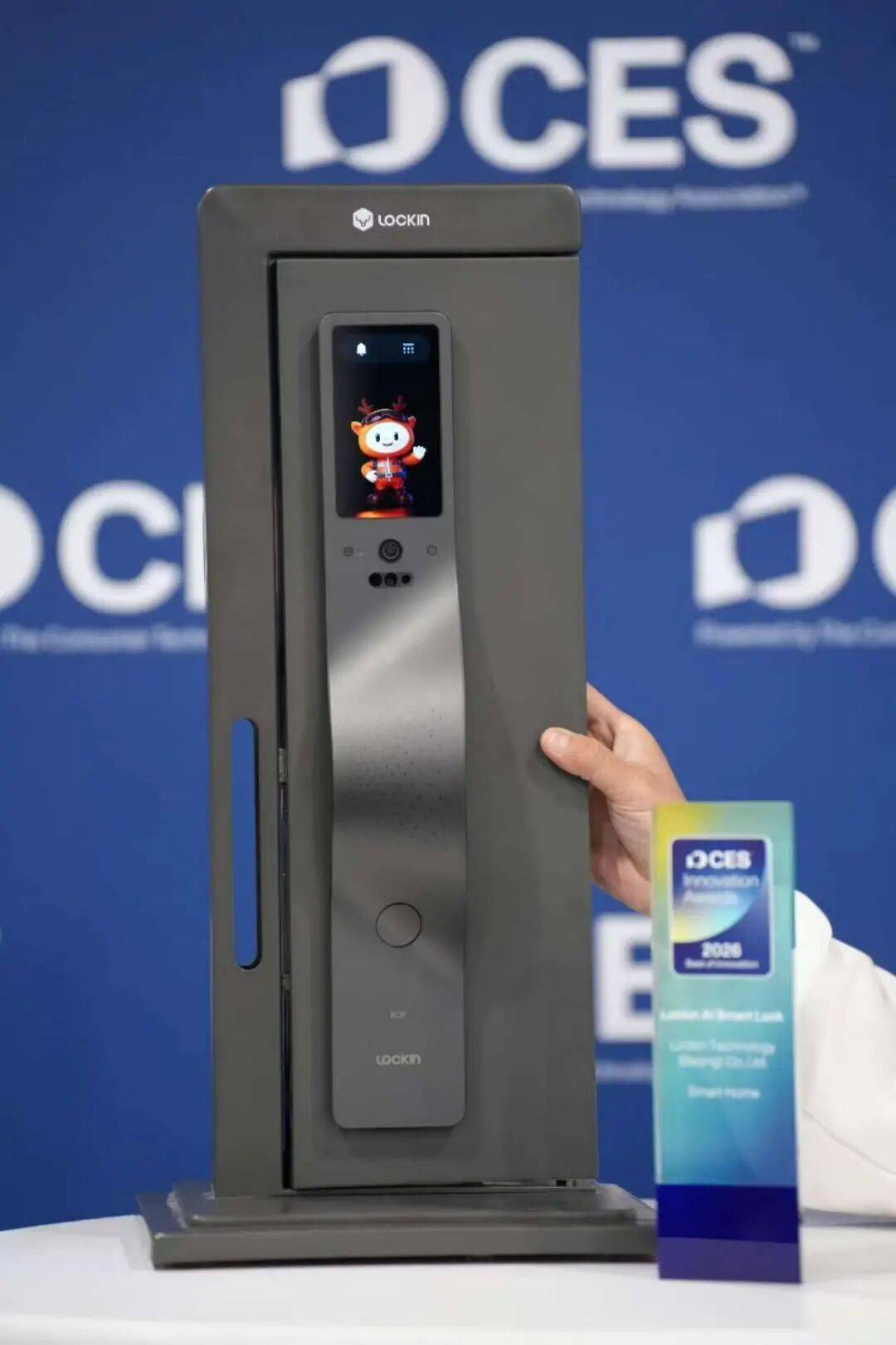 CES变成中国科技秀：机器人跳舞、熊猫获奖、眼镜会说话