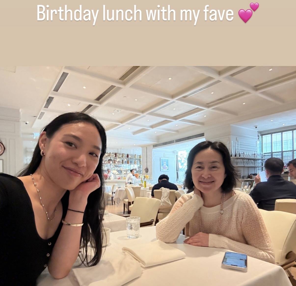 63岁何超琼陪干女儿吃生日饭，素颜现身优雅大方，无儿无女仍开心