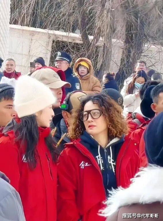 49岁马伊琍近况曝光！皮松肉垮面相大变，一头羊毛卷被吐槽老气