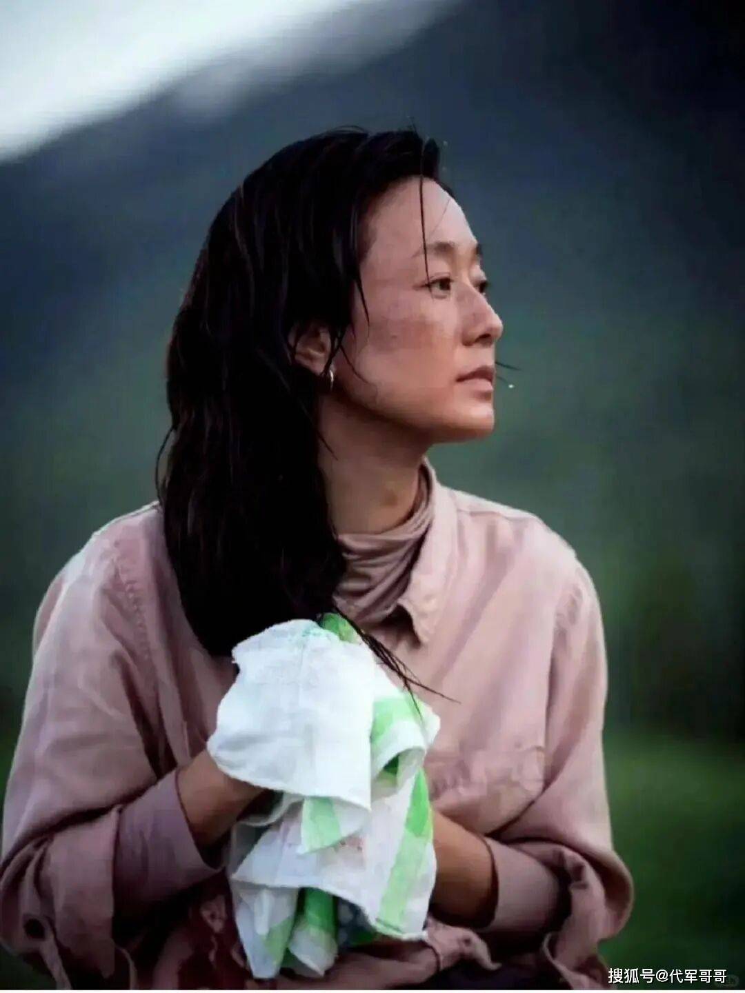 49岁马伊琍近况曝光！皮松肉垮面相大变，一头羊毛卷被吐槽老气