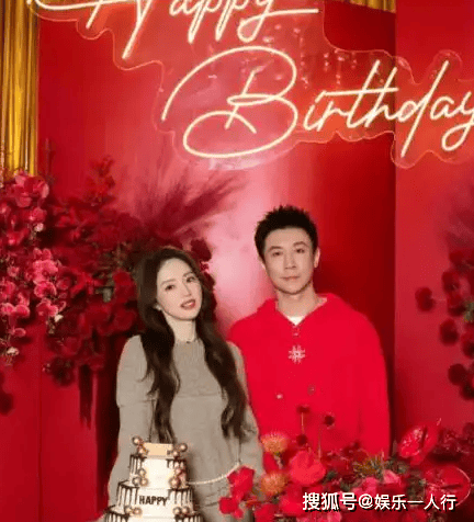 董璇携小酒窝为张维伊庆38岁生日，仪式感拉满太好磕，岳父母同款红卫衣抢镜