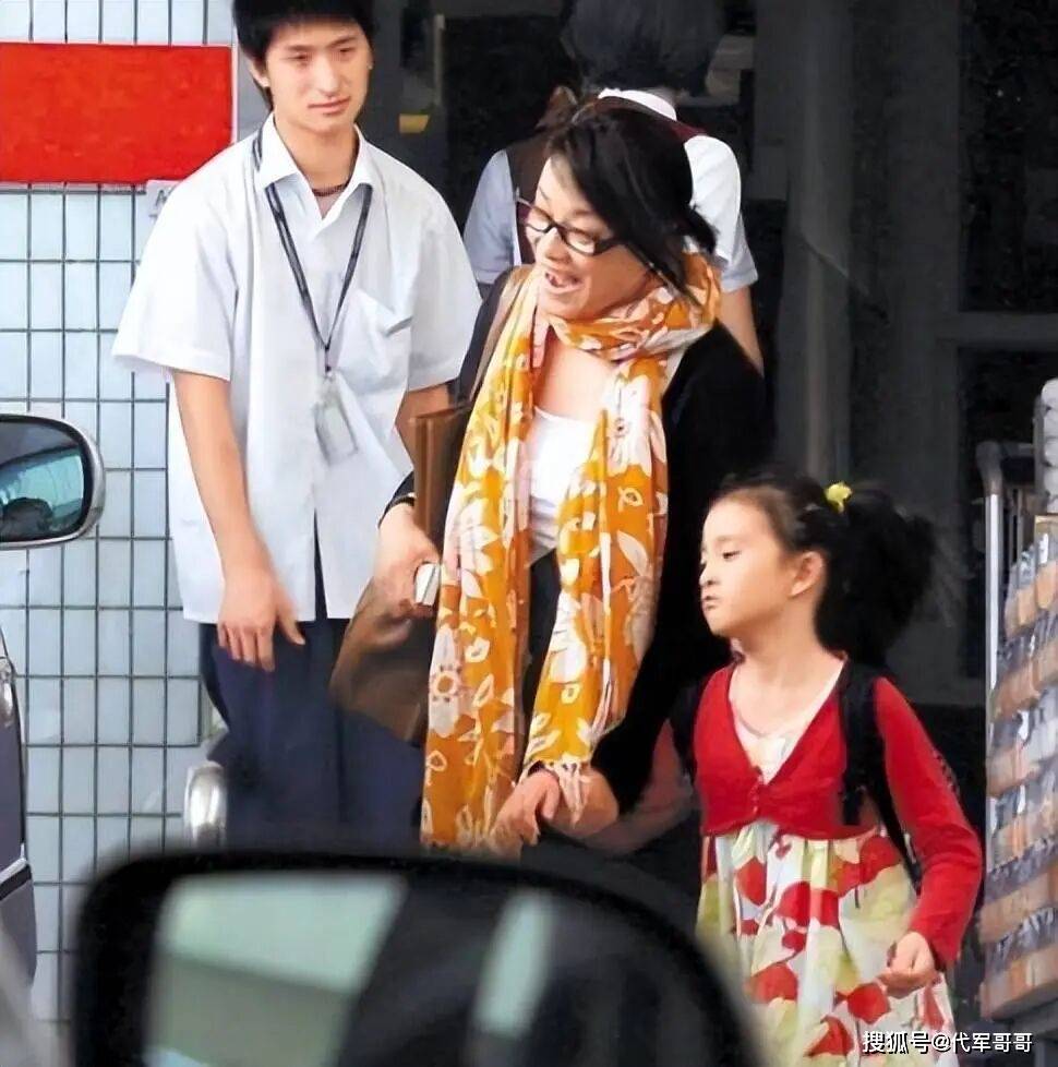 62岁毛阿敏近况曝光!放弃争夺数百亿遗产,定居美国带着儿女低调生活