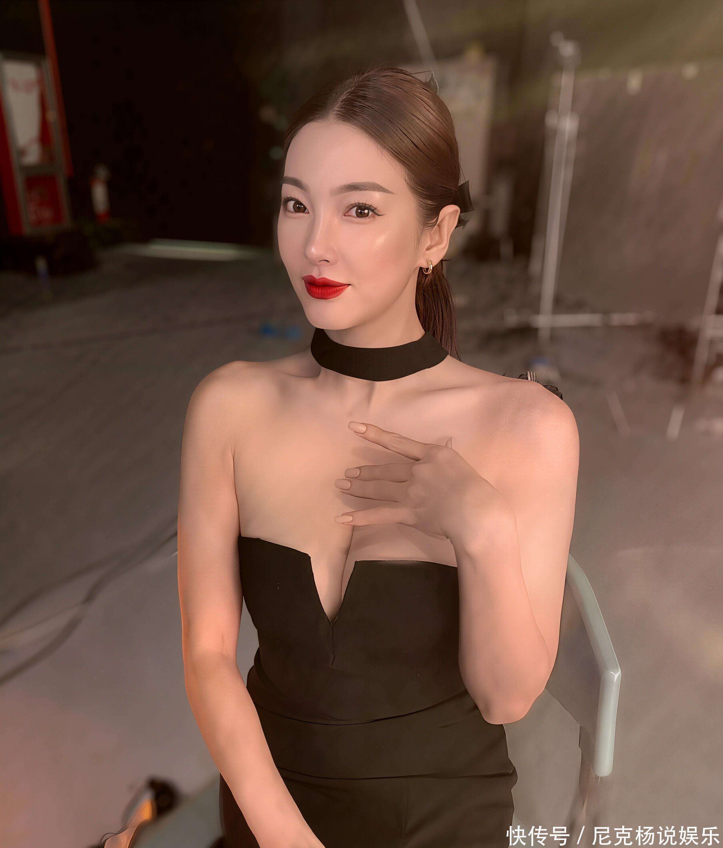 张雨绮黑裙造型艳压全场!凹凸曲线配女王气