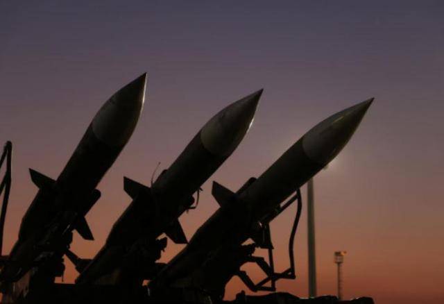 伊朗2000枚导弹对准美基地，中国把话带到，特朗普按下开战暂停键