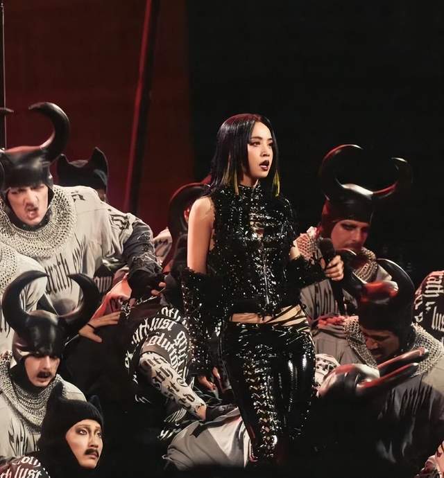 反转！央视盛赞蔡依林演唱会，此前，30米巨蟒被批“邪教迷信”