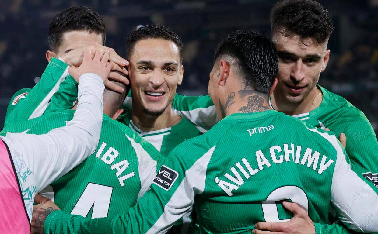 西甲最新积分榜动态：皇马胜出紧追巴萨比利亚雷亚尔告负排名遭西班牙足球甲级联赛遇挑战