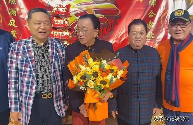 侯耀华办80大寿！穿金黄马褂派头足，现场开心收礼，儿子至亲没来