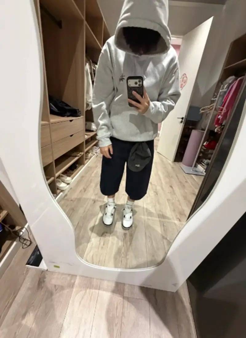 胡可14岁儿子晒留学生活，住60平套房有两面墙衣柜，吃火鸡面解馋