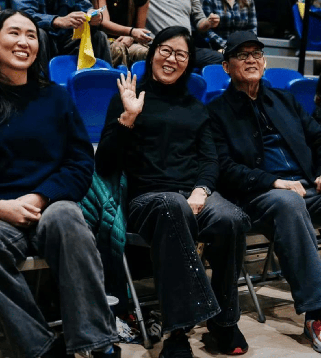 郎平和家人看比赛,退休后更显年轻,白浪反倒显老,母女似同龄人