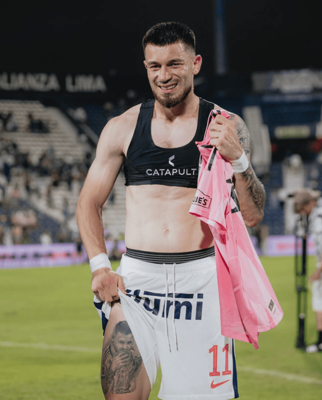 世界杯直播在线观看——高清足球直播平台推荐腿上纹着梅西！对方球员换球衣后热泪盈眶：他是我的偶像！