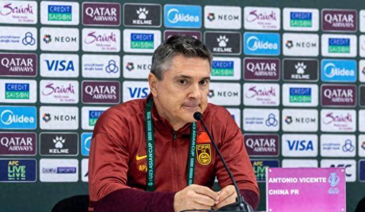 足球直播- NBA直播- 世界杯专业赛事超清Live国足0-4仅1夜最争议一幕诞生！拜合拉木怒指裁判鼻子画面曝光