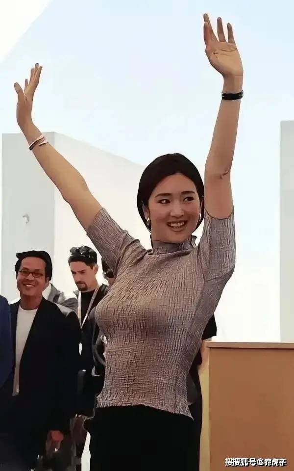 有种“原始美”叫巩俐的身材！明明一丝不露，却看得人脸红心跳