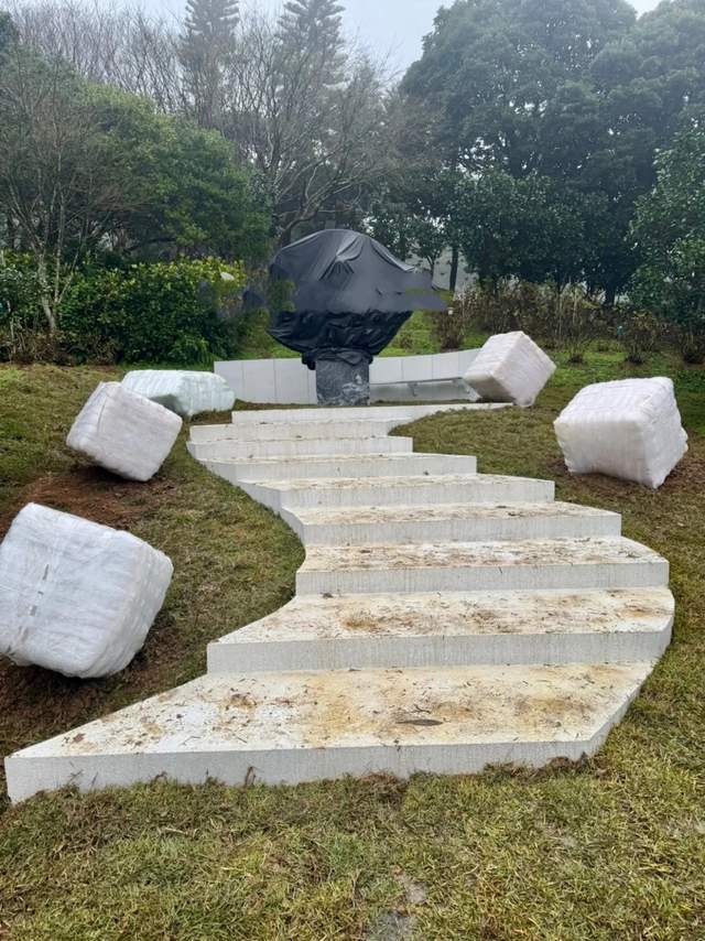 大S纪念雕像已落成！9层台阶藏爱意，具俊晔租住地点遥望大S墓园