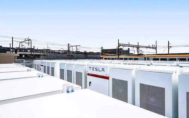 原创             净利腰斩、市值万亿，特斯拉在涨什么？