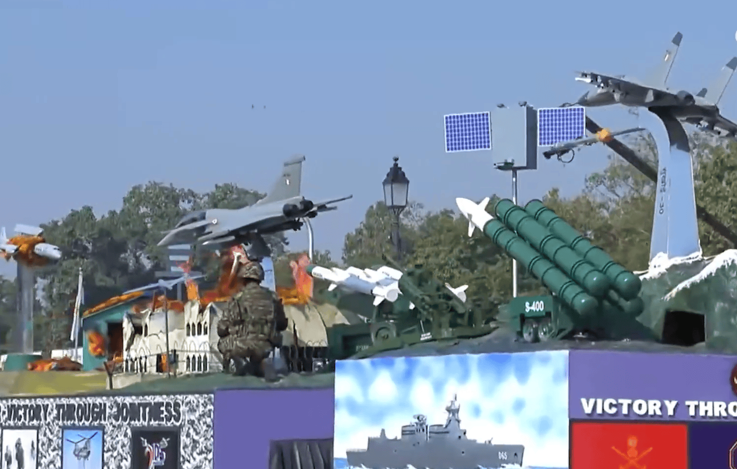 印度阅兵上演戏剧性一幕，歼10C残骸模型被当花车，庆祝“大捷”