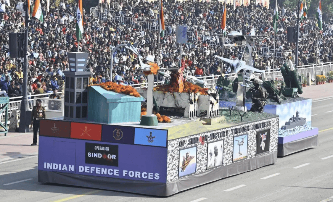 印度阅兵上演戏剧性一幕，歼10C残骸模型被当花车，庆祝“大捷”