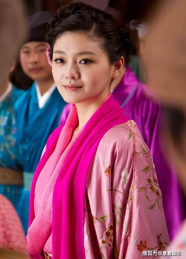 大S离世一周年，S Hotel酒店大门被木板封住，那串珍珠项链还挂着