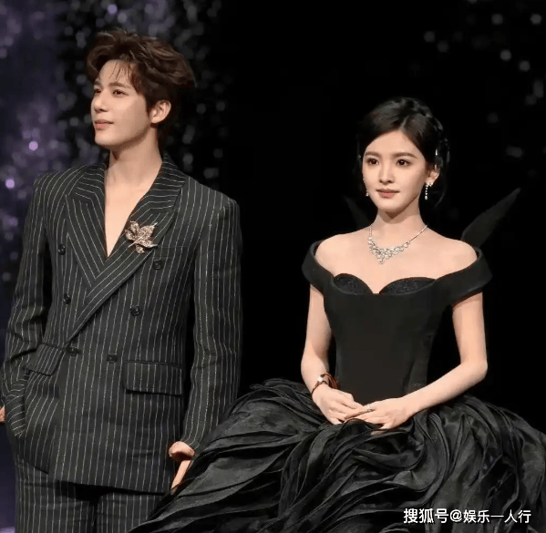 微博之夜乱成一锅粥！有人秀春色、有人出洋相，为抢镜全拼了，肖战4亿票换12空座