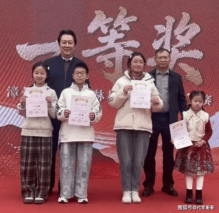 73岁唐国强近况曝光！为了两个患病儿子的医疗费，四处奔波不敢退休