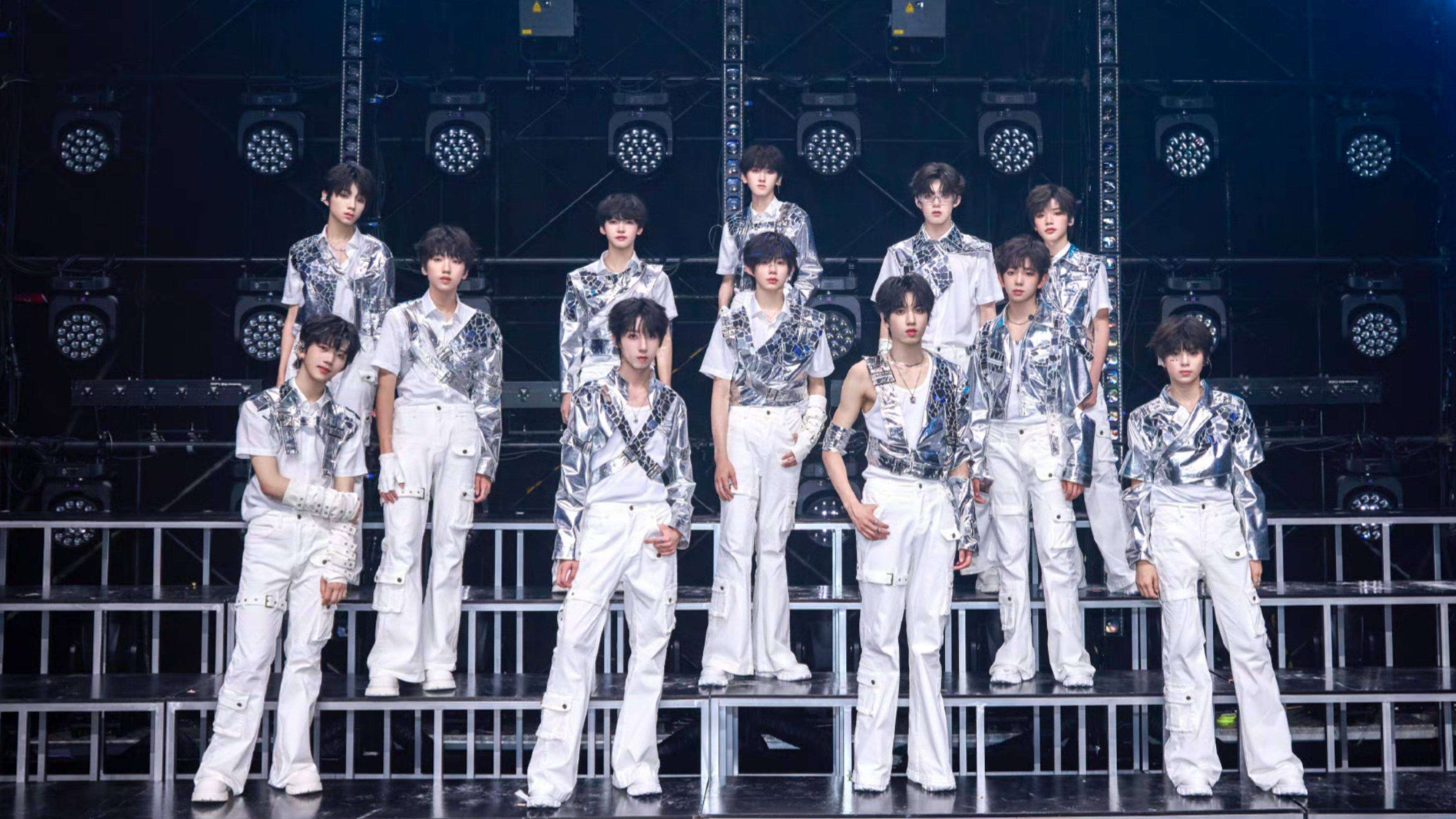 粉丝挤爆体育中心！TF家族Day2演唱会团体舞台全足球直播- NBA直播- 世界杯专业赛事超清Live程回顾