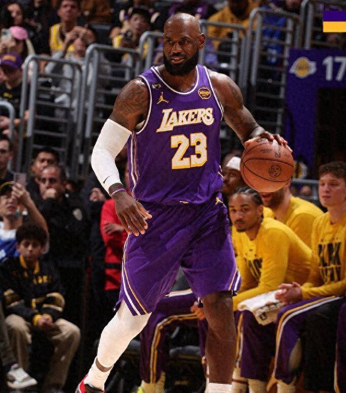 湖人大胜独行侠！詹姆斯上演不老传奇赛后有3个好消息2个坏消C