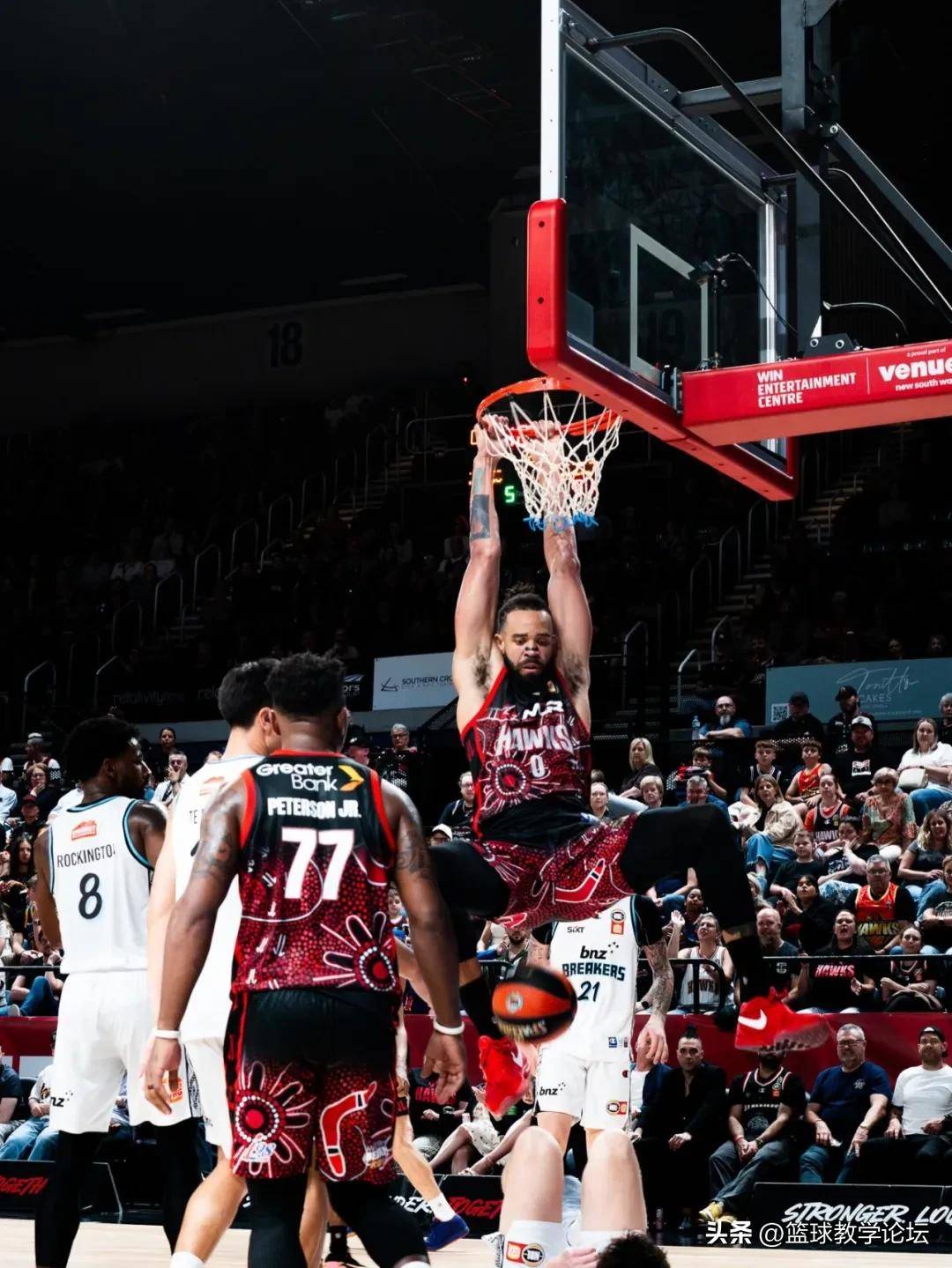 正式签约！湖人总冠军中锋！加盟NBA职业联赛中文官网__实时赛程比分+球队资讯北京男