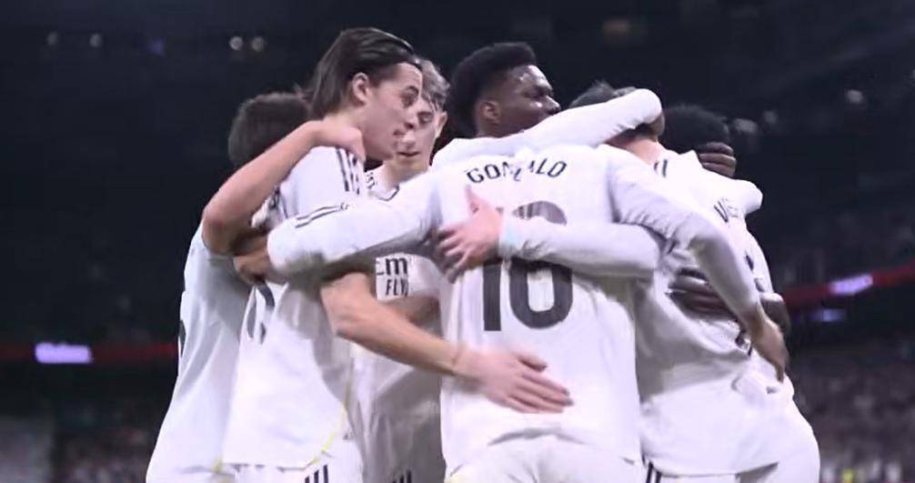 压力给到巴萨！皇马4-1完胜登顶西甲积分榜维尼修斯梅开二度西班牙足球甲级联赛