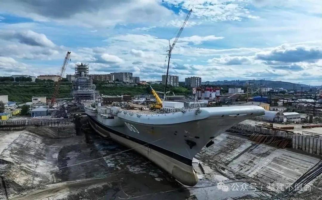 修了九年，还在挣扎？俄罗斯唯一航母突然“卸妆”，这次真要动了？