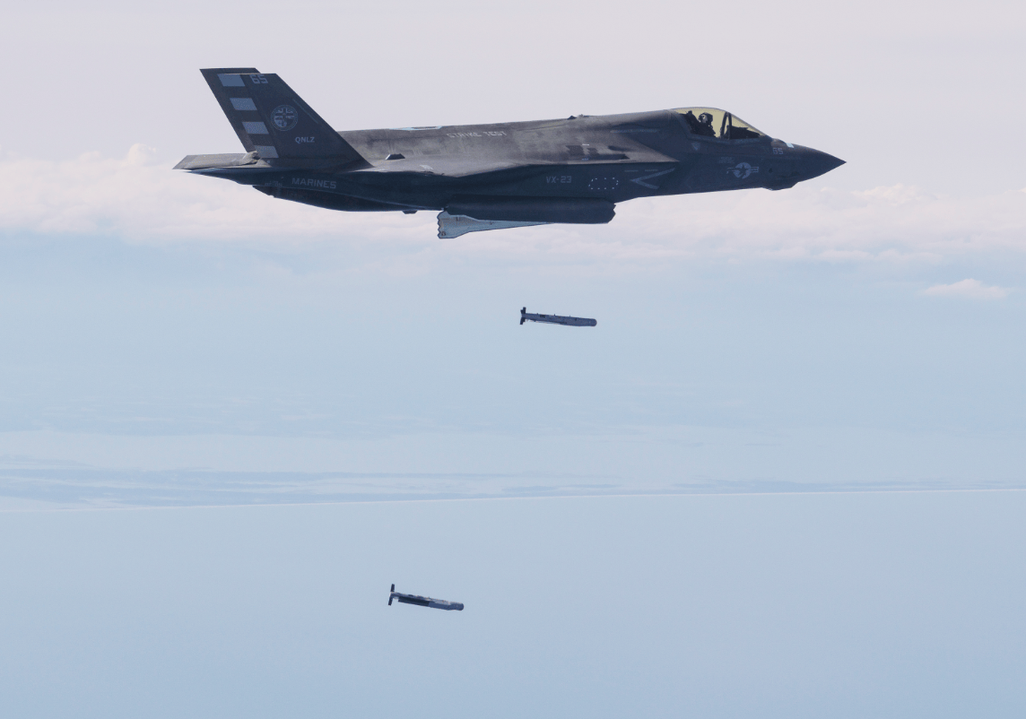 有三种制导方式！美军舰载机配备精确打击新神器，抗干扰太强了