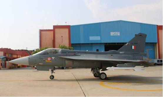 40架战机已摔3架!光辉战机原形毕露,莫迪认命了,只有阵风能救印度?