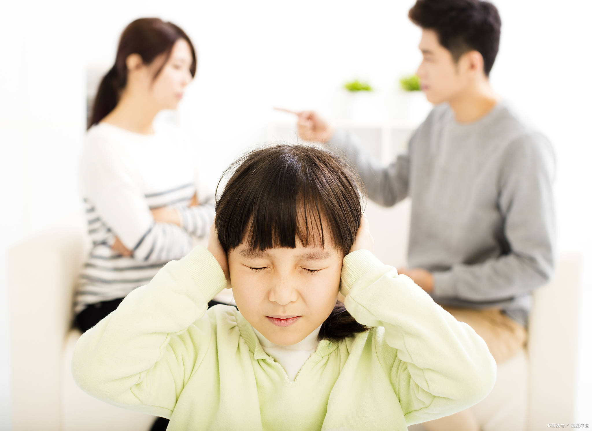 夫妻吵架,男子竟将孩子扔进河里,网友怒骂:畜生