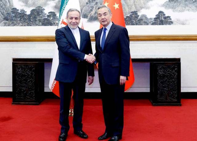 殉难之前，哈梅内伊留下了一张照片，内容很不寻常，中伊保持密切联系