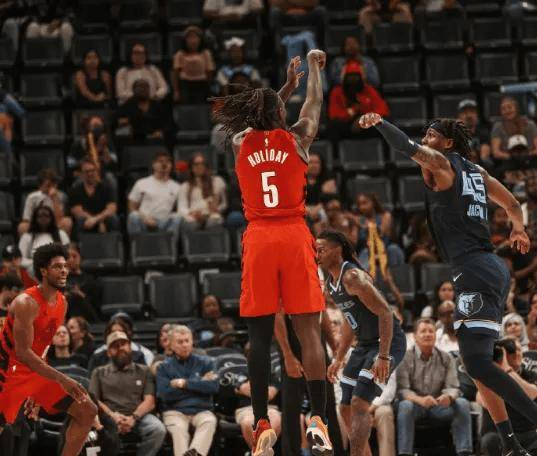 U23亚洲杯_U23亚洲杯直播_赛事直播LIVE35岁老汉8三分救主！霍勒迪90%命中率创历史最老纪录克林根驱逐杨瀚森下放开拓者残阵客场击败灰熊