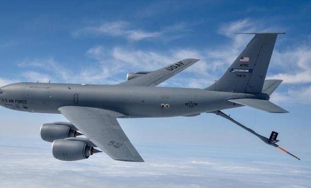 伊朗重型导弹从天而降，重伤美军5架空中加油机，幸存机队紧急撤往欧洲基地！