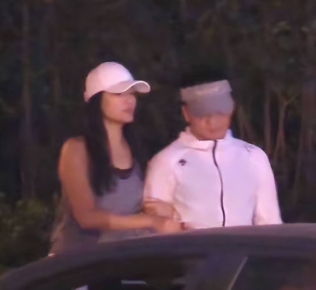 54岁瞿颖已结婚！曝男方山东籍机长有俩女儿，两人挽手散步好亲密