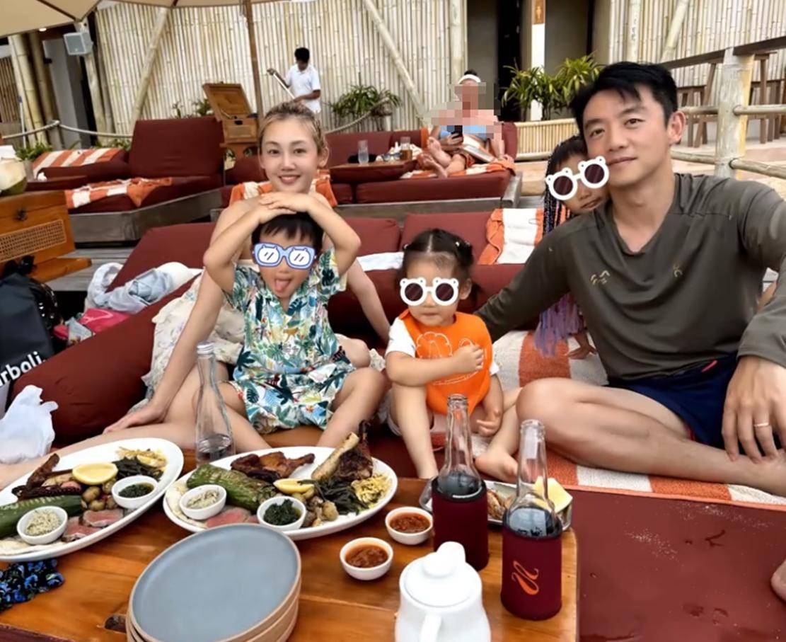 苗苗主动晒五口全家福，郑恺基因强大，仨孩子都像他看着一模一样