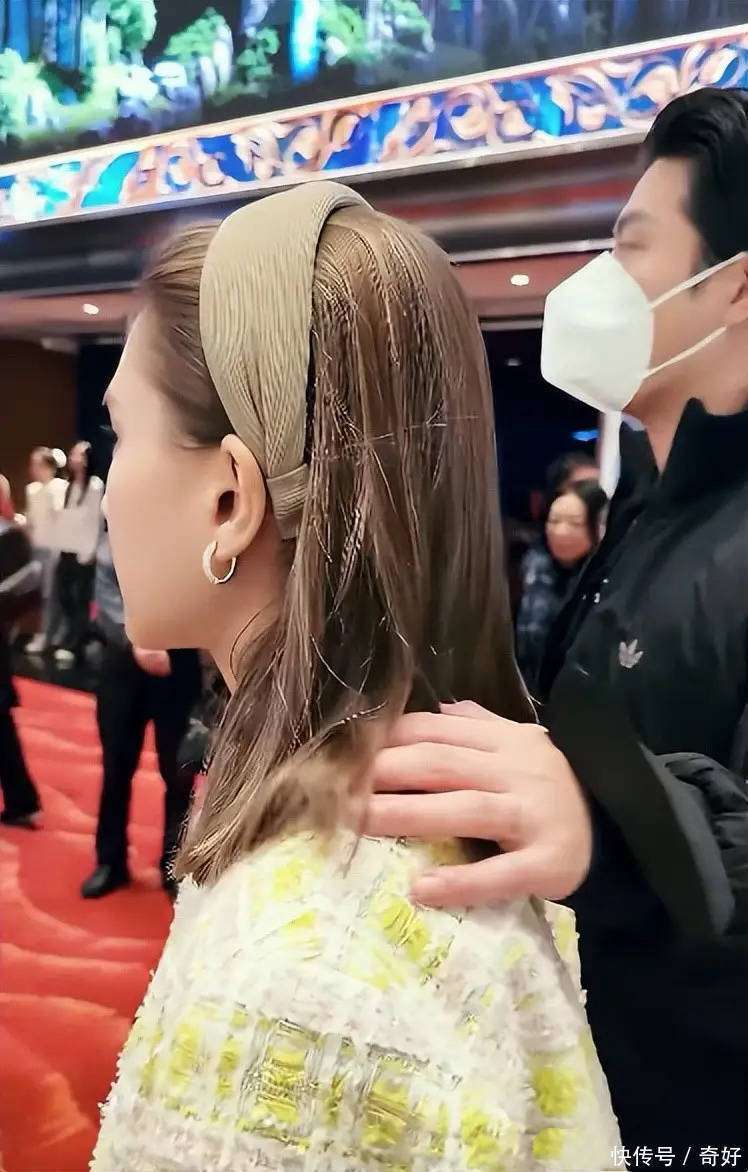 何超莲高调示爱，穿粉色小香风套裙很温柔，窦骁一身黑衣超酷