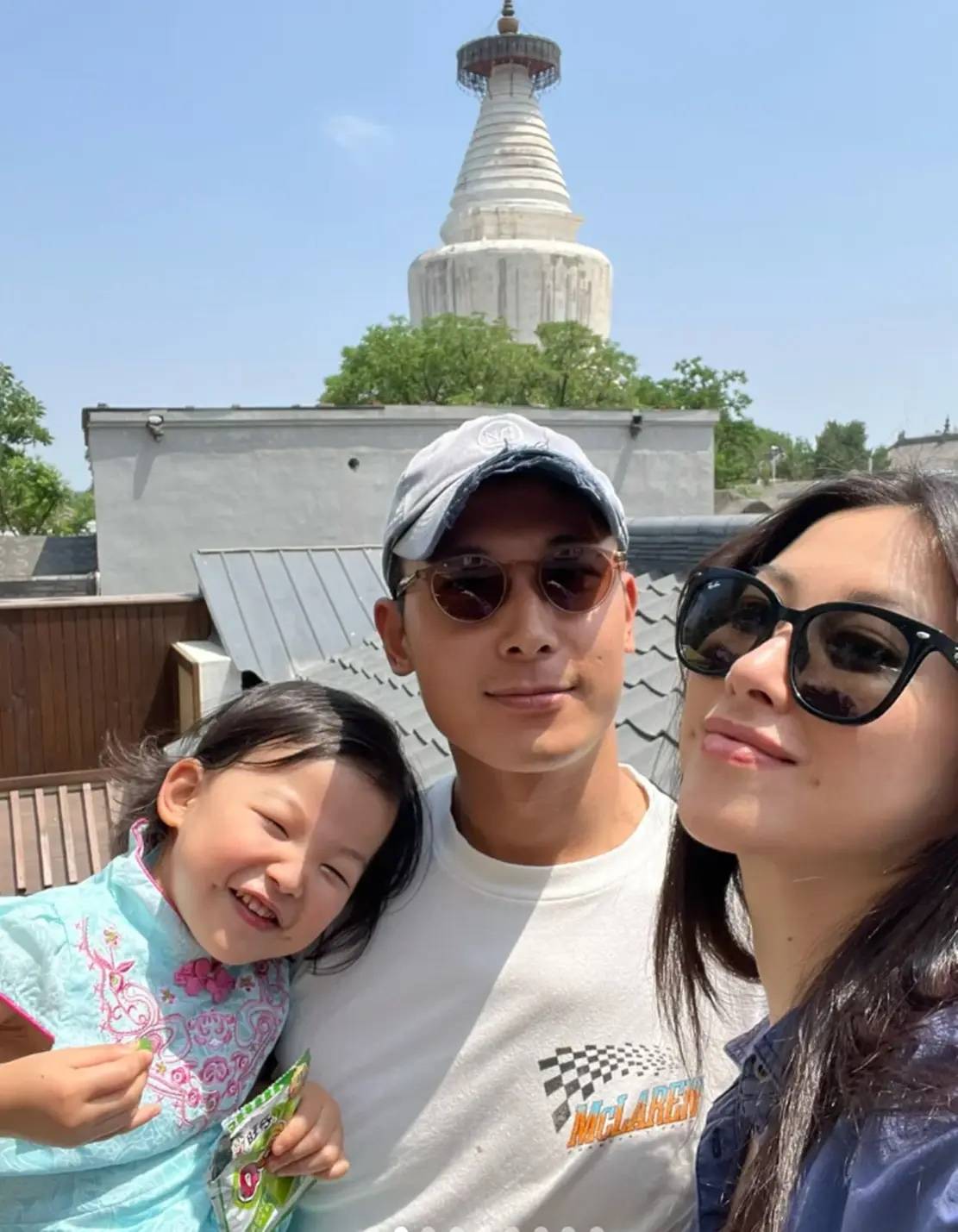 朱珠结婚5年了！4岁女儿梨涡和妈妈一模一样，朱珠穿黑裙好美