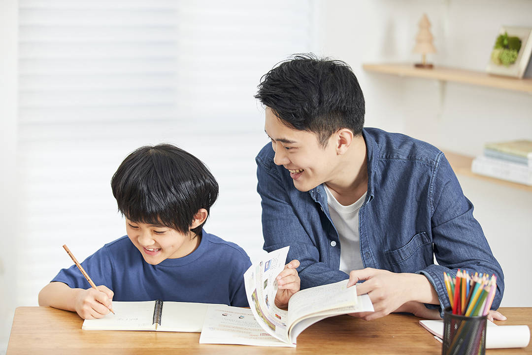 妈妈崩溃!13岁儿子半夜看不雅视频,父亲惊人解决法曝光!