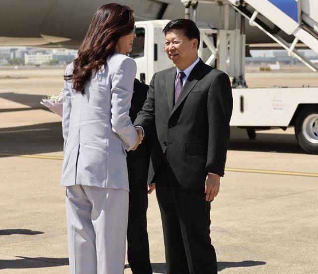 郑丽文抵达南京,赖清德发声,台军连夜开火,解放军的警告很直白