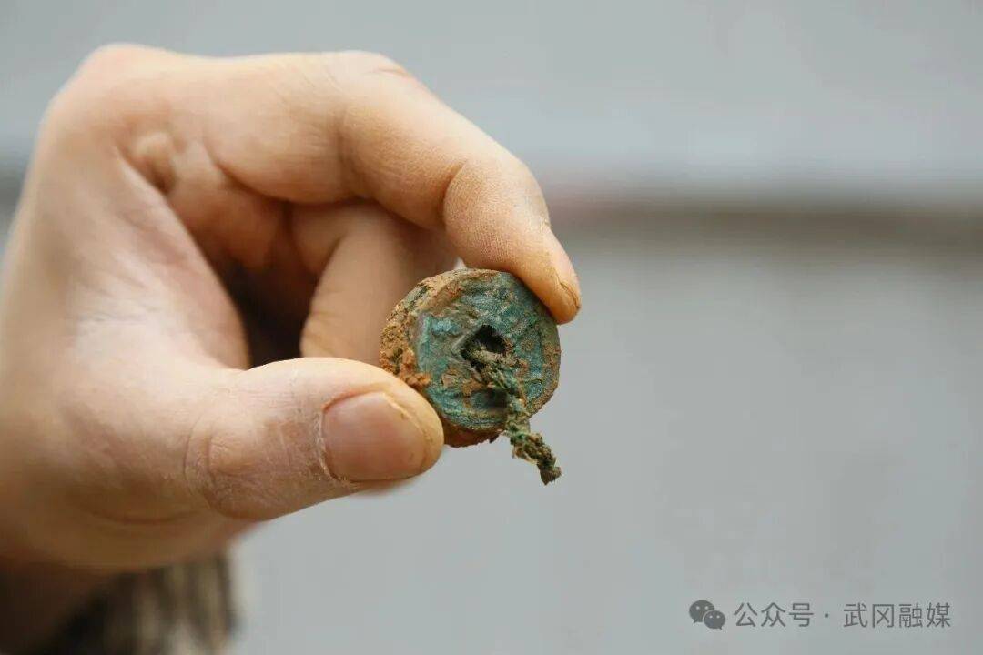 湖南邵阳一工地挖出大量古钱币，预估约3吨，初判为钱庄窖藏，涵盖唐宋金时期40多个年号
