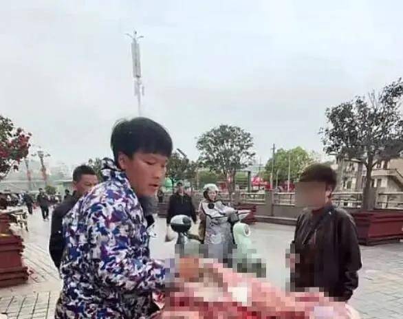 湖南20岁小伙称“靠卖猪肉养育6个弟妹又有7弟”：压力大！当地民政局：其父表示无需额外救助，账号粉丝14万，有人专门打造人设